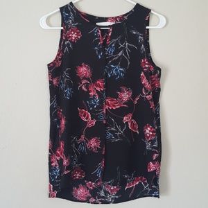 XS c&e Black top with flowers